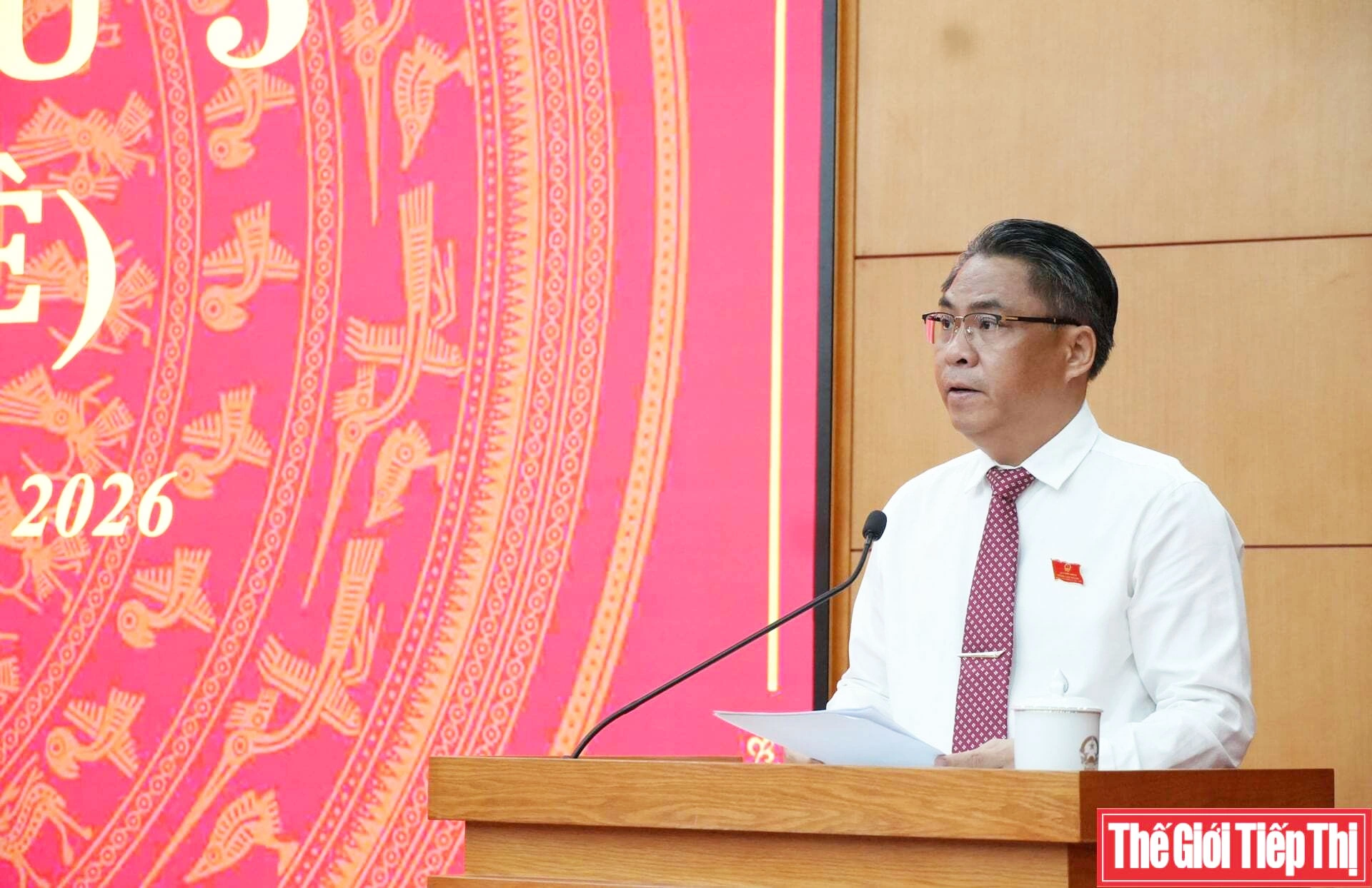 Ông Phan Thăng An, Bí thư Tỉnh ủy, Chủ tịch HĐND tỉnh Cao Bằng chúc mừng tân Phó Chủ tịch UBND tỉnh Cao Bằng và thành công của Kỳ họp thứ 5 HĐND tỉnh. Ảnh: CH.