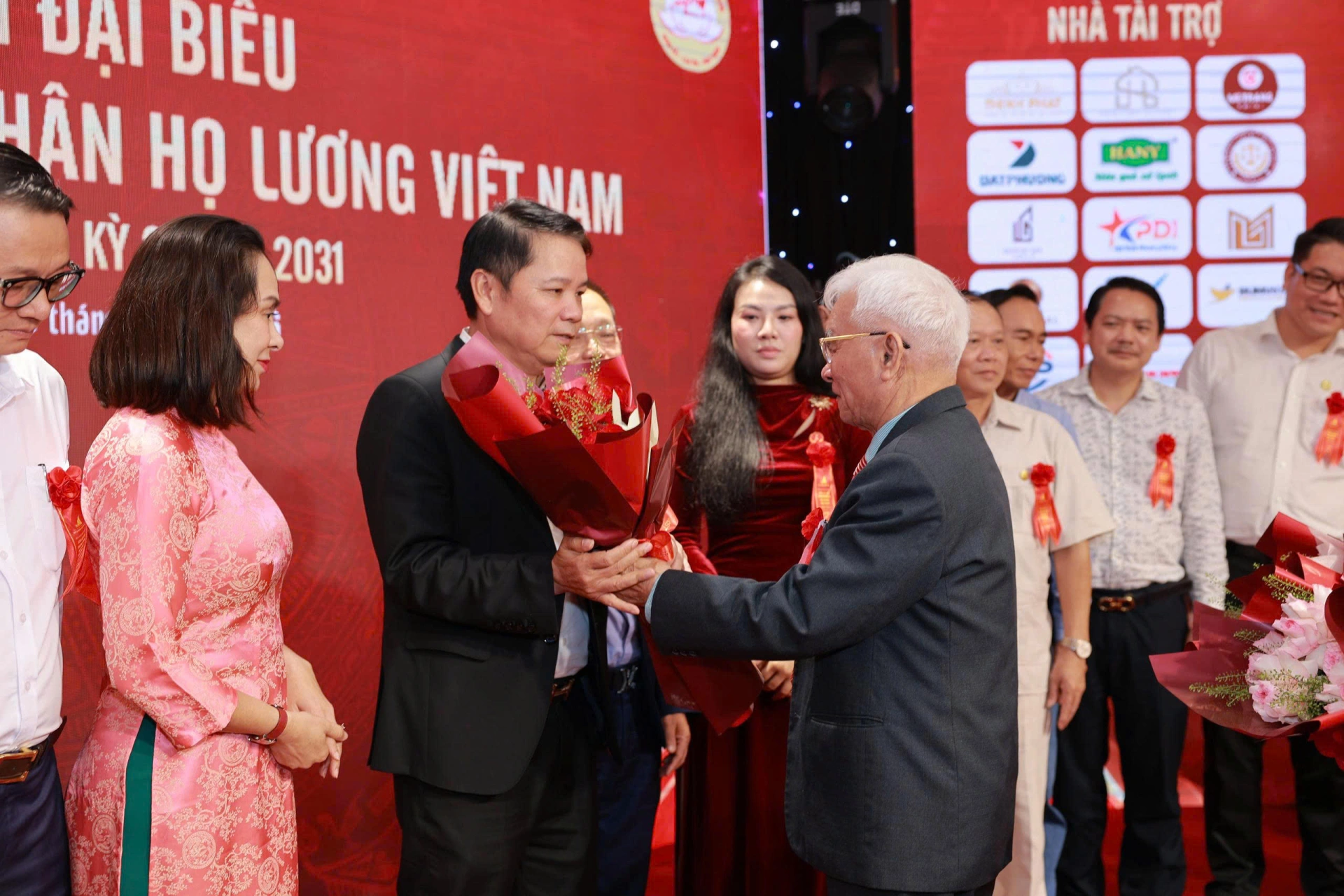 Ông Lương Đức Kỳ - Chủ tịch Hội đồng họ Lương Việt Nam tặng hoa chúc mừng ông Lương Duy Tân - Chủ tịch Câu lạc bộ Doanh nhân họ Lương Việt Nam.