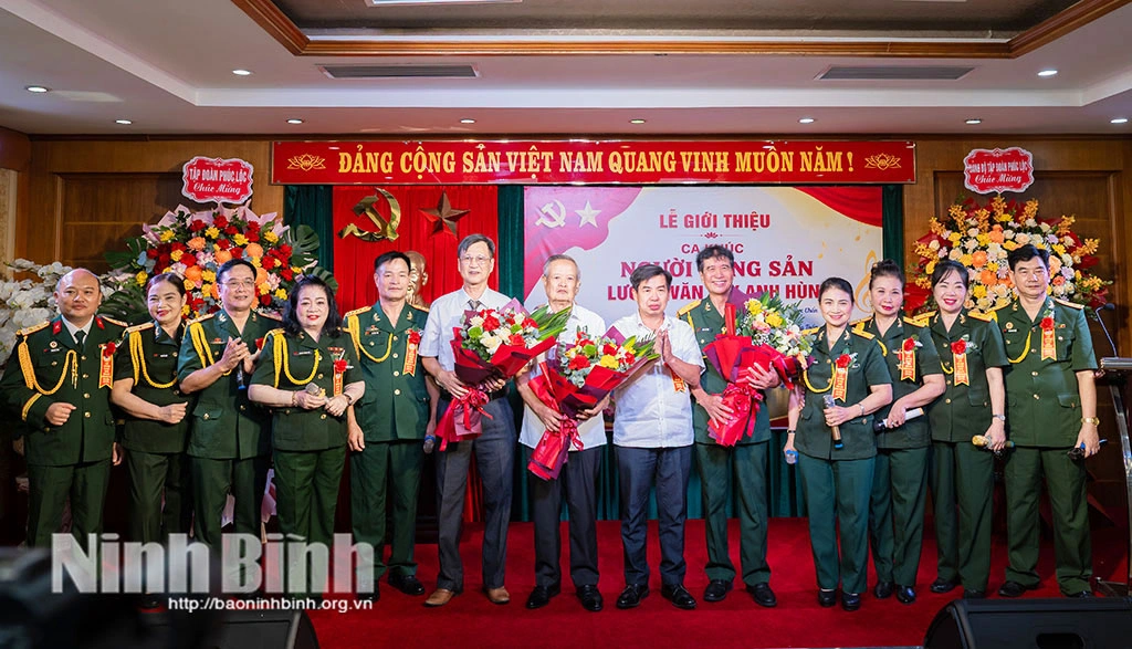 Các đại biểu tặng hoa chúc mừng tác giả và nghệ sĩ biểu diễn tác phẩm trong buổi giới thiệu.